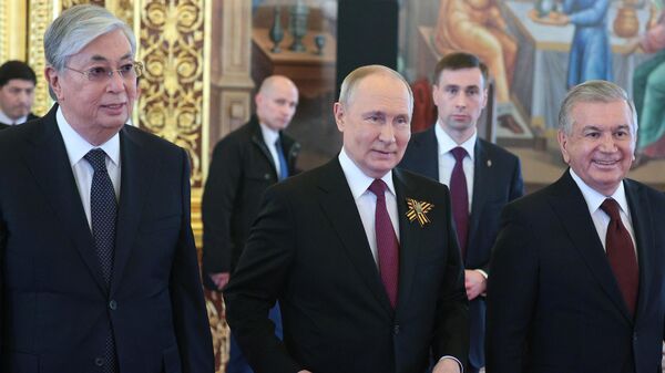 Президент РФ Владимир Путин, президент Казахстана Касым-Жомарт Токаев (слева) и президент Узбекистана Шавкат Мирзиёев (справа)