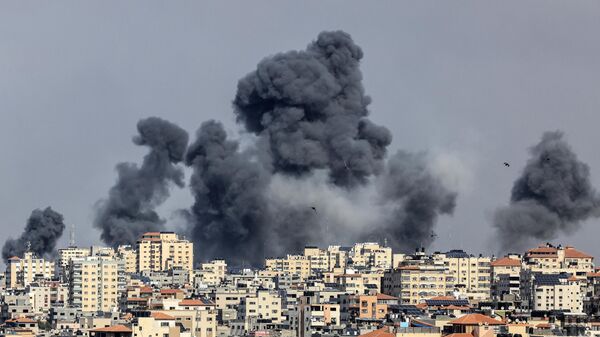 Дым над городом Газа после авиаударов Израиля. 7 октября 2023