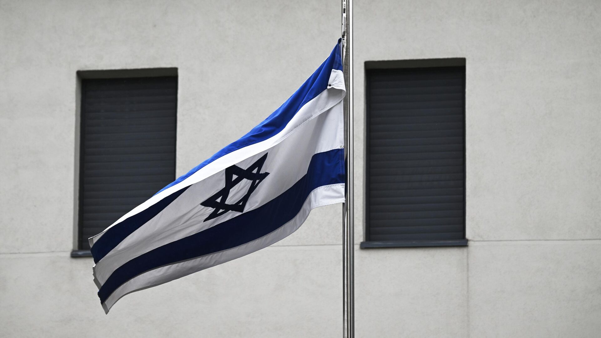 Израильский флаг у посольства страны в Москве приспущен - РИА Новости, 1920, 09.10.2023
