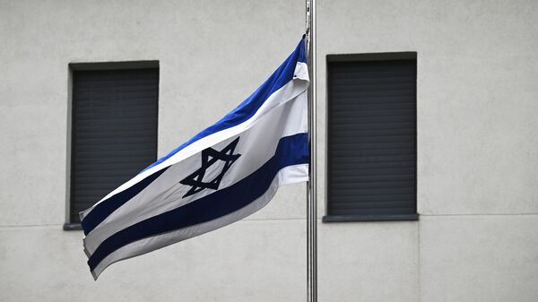 Израильский флаг у посольства страны в Москве приспущен