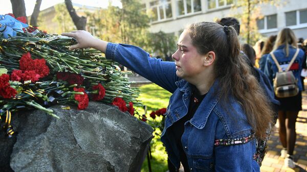 Люди возлагают цветы к мемориалу на территории Керченского политехнического колледжа в память о погибших при трагических событиях 17 октября 2018 года