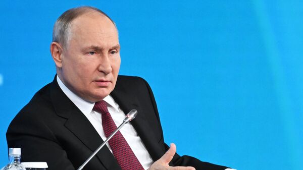 Президент РФ В. Путин на пленарном заседании форума РЭН-2023