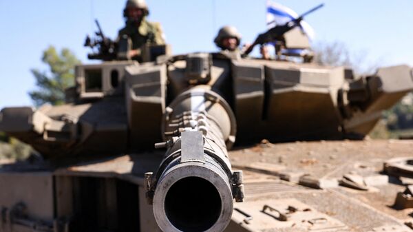 Израильские солдаты на танке на позиции в неизвестном месте на границе