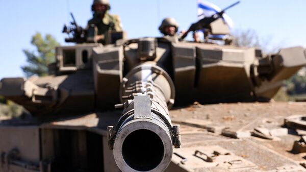 Израильские солдаты на танке на позиции в неизвестном месте на границе
