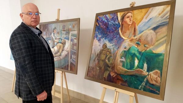 Художник Сергей Берлов рядом со своей картиной Молитва на выставке Севастополе