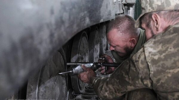 Бойцы ВСУ ремонтируют боевую технику