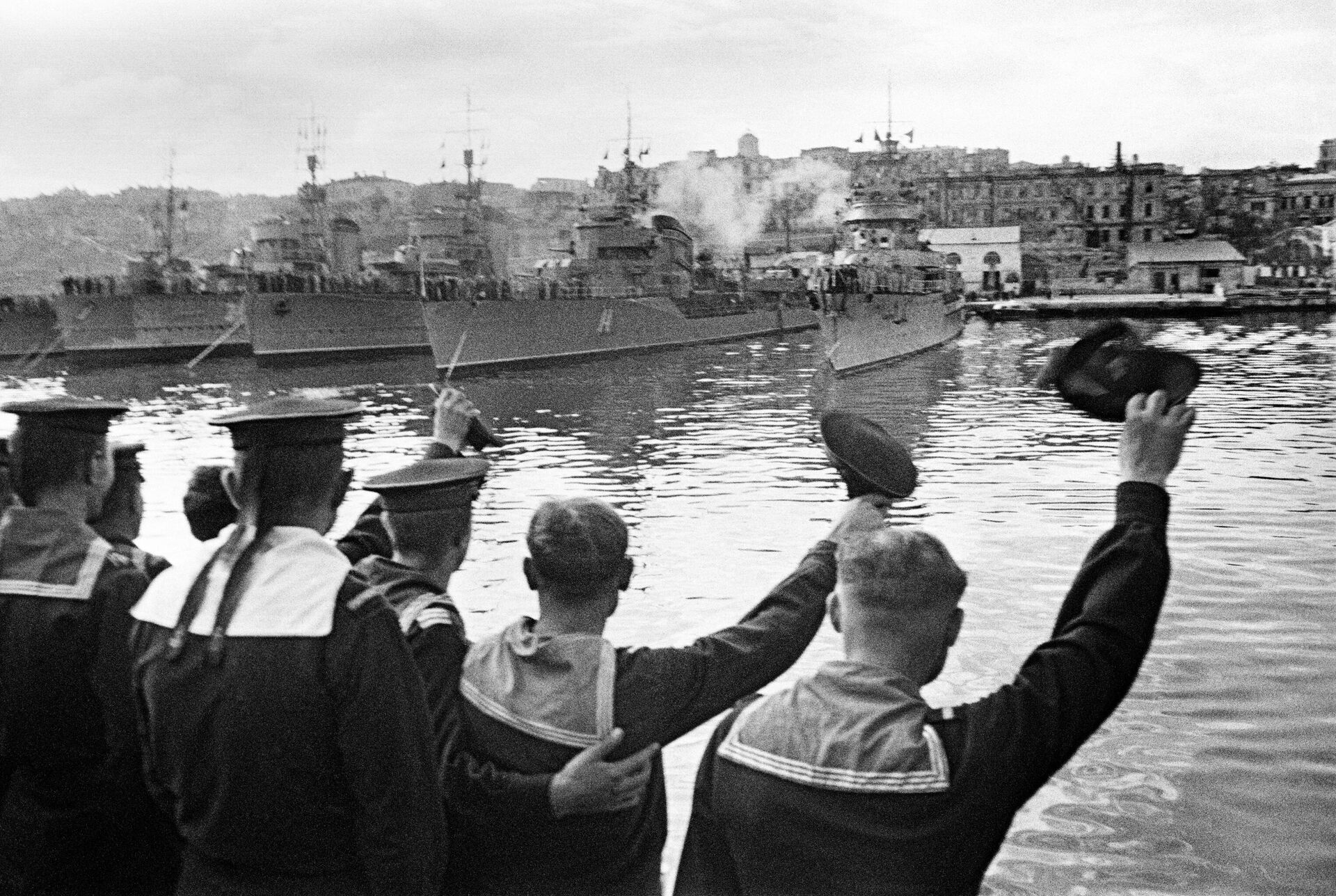 Демобилизованные моряки прощаются с кораблями. Севастополь, 1945 г. - РИА Новости, 1920, 29.10.2023