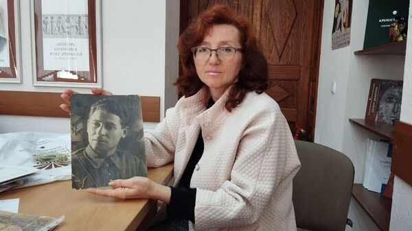 Валерия Каткова держит портрет деда, Сергея Каткова