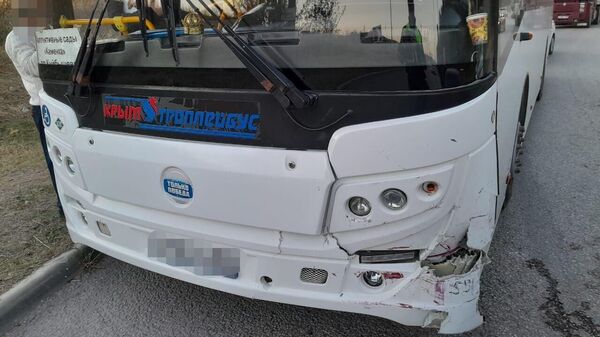В Симферополе автобус с пассажирами столкнулся с  иномаркой