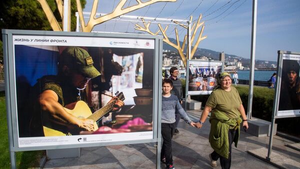 На набережной Ялты открылась выставка фотографий РИА Новости Крым Жизнь у линии фронта