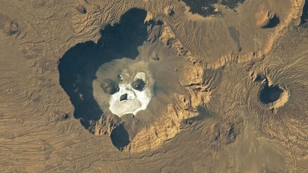 Вид на большую кальдеру в пустыне из космоса