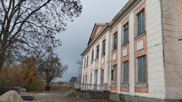 Задние бывшей школы в г. Керчи, в котором строят реабилитационный центр для бойцов СВО
