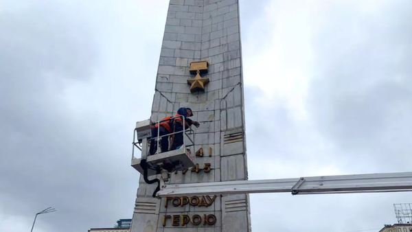 Коммунальщики снимают советскую звезду с обелиска городу-герою Киеву