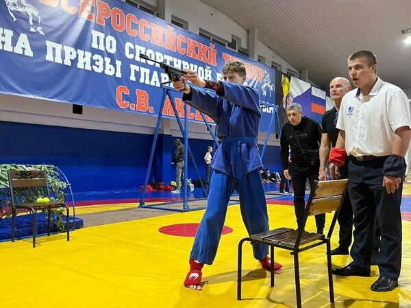 Универсальный бой — комплексный вид спорта, включающий в себя преодоление полосы препятствий, метание ножей, стрельбу и рукопашный бой.