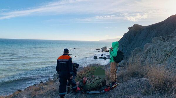 Спасатели оказали первую помощь туристу, травмировавшемуся в районе скалы Арбуз под Судаком