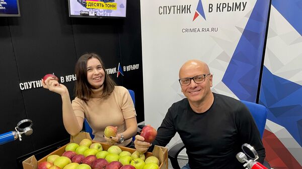 Светлана Разина и Михаил Лановой в студии радио Спутник в Крыму 
