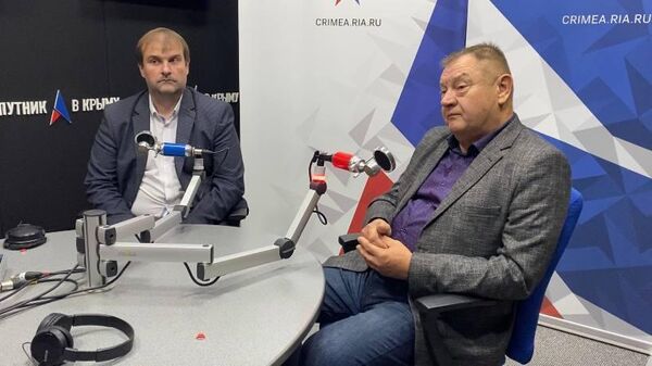 Анатолий Петров и Олег Бышук в студии радио Спутник в Крыму 