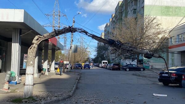 В Симферополе ветер гнет столбы