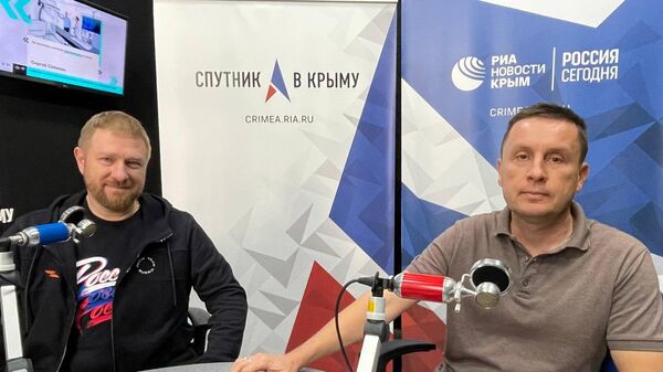 Александр Малькевич и Максим Грознов в студии радио Спутник в Крыму 