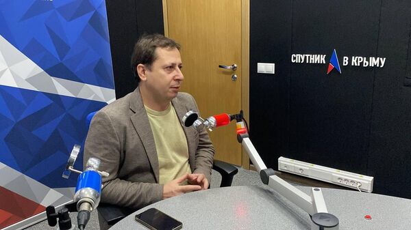 Ахтем Зиядинов в студии радио Спутник в Крыму