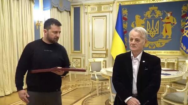 Владимир Зеленский вручает звезду Героя Украины Мустафе Джемилеву