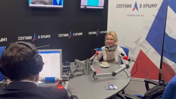 Оксана Афанасьева в студии радио Спутник в Крыму 