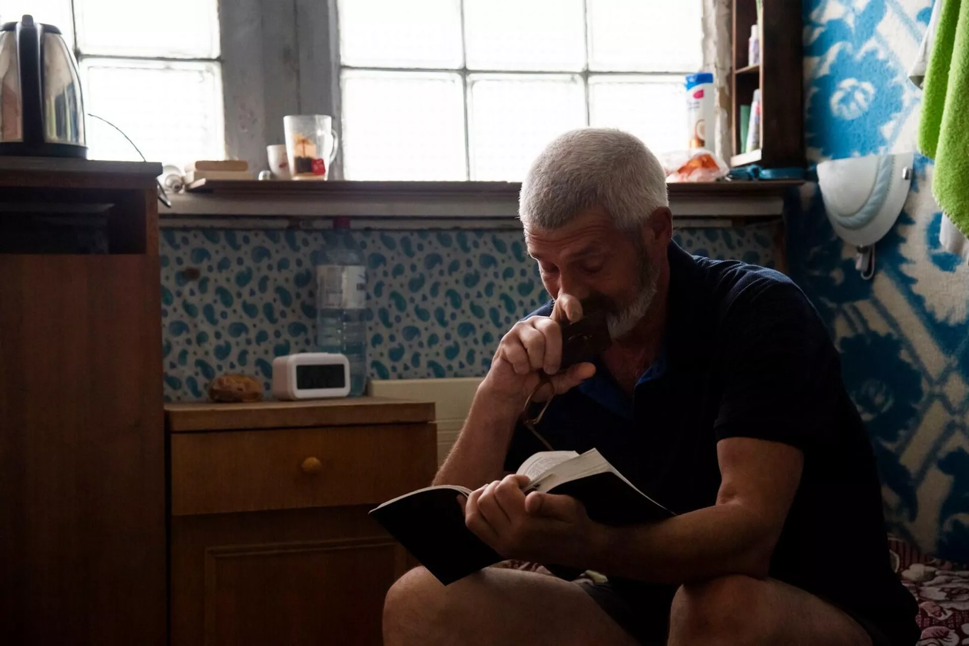 Один из постояльцев приюта для бездомных читает книгу в часы досуга - РИА Новости, 1920, 14.11.2023