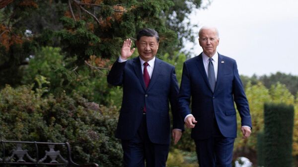 Президент США Джо Байден и президент Китая Си Цзиньпин  после встречи во время недели лидеров Азиатско-Тихоокеанского экономического сотрудничества (АТЭС) в Вудсайде, штат Калифорния, 15 ноября 2023 года