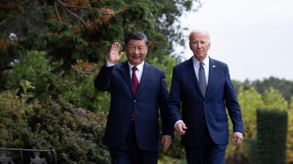Президент США Джо Байден и президент Китая Си Цзиньпин  после встречи во время недели лидеров Азиатско-Тихоокеанского экономического сотрудничества (АТЭС) в Вудсайде, штат Калифорния, 15 ноября 2023 года