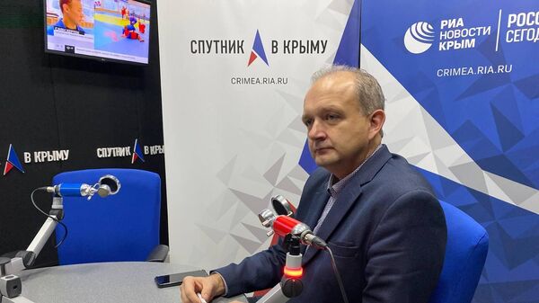 Сергей Додонов в студии радио Спутник в Крыму