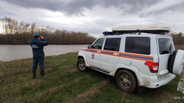 Сотрудник МЧС в районе поисков на реке Белая в Адыгее
