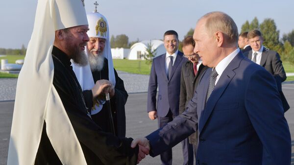 Президент РФ Владимир Путин приветствует митрополита Тихона (Шевкунова)