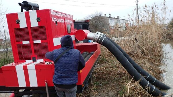 Спасатели откачивают воду из домов в Славянске-на-Кубани