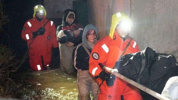 Эвакуация пострадавших от урагана в Крыму