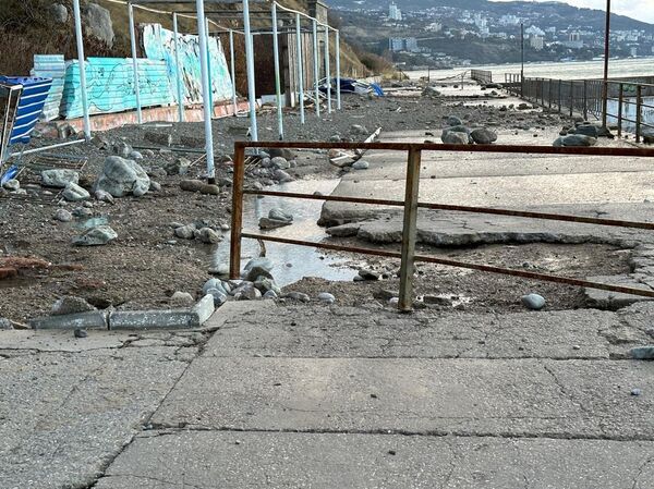В Ялте штормом разбило набережные