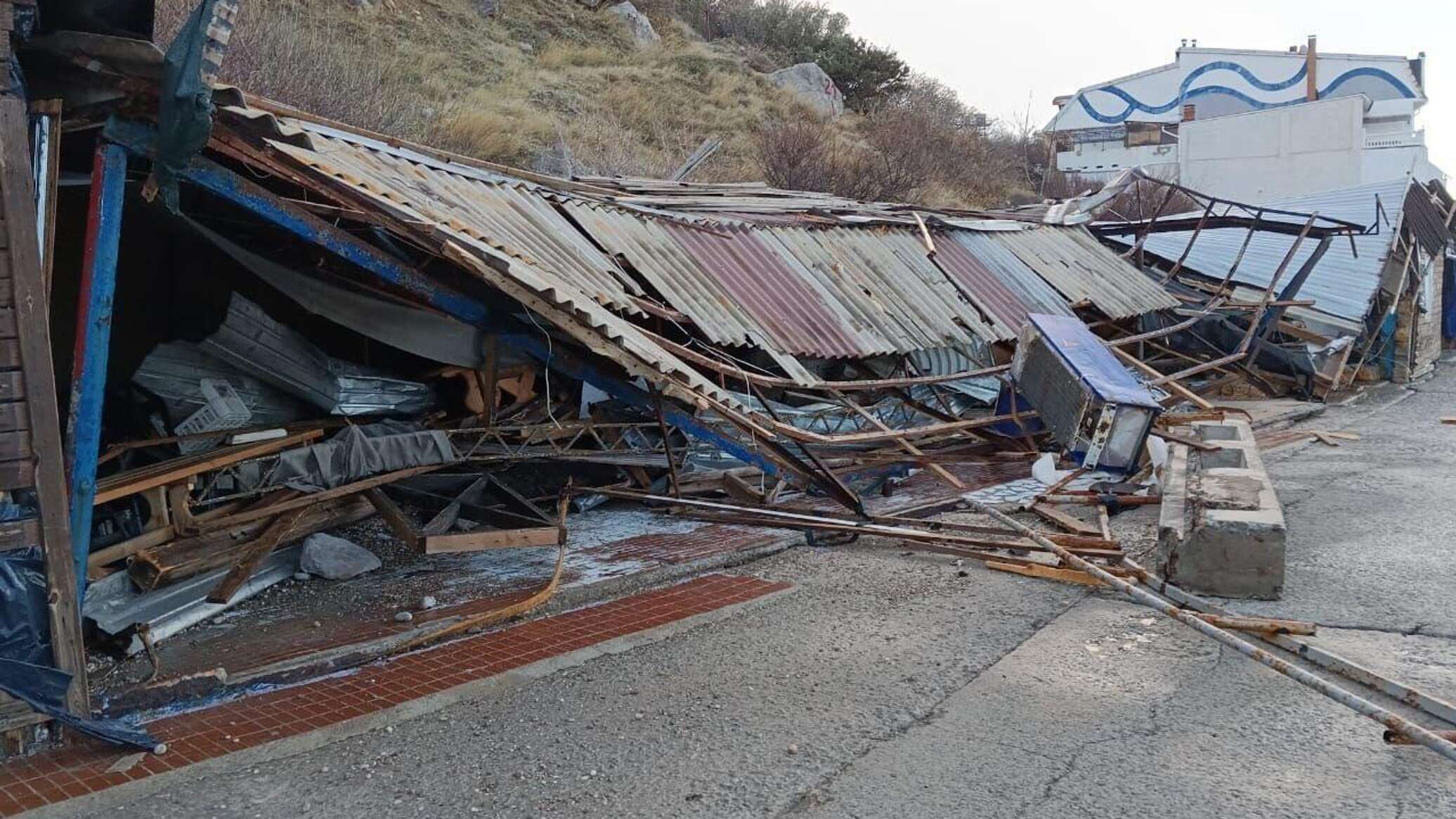 Ураган в Крыму повредил кровли на 740 объектах - РИА Новости Крым,  29.11.2023