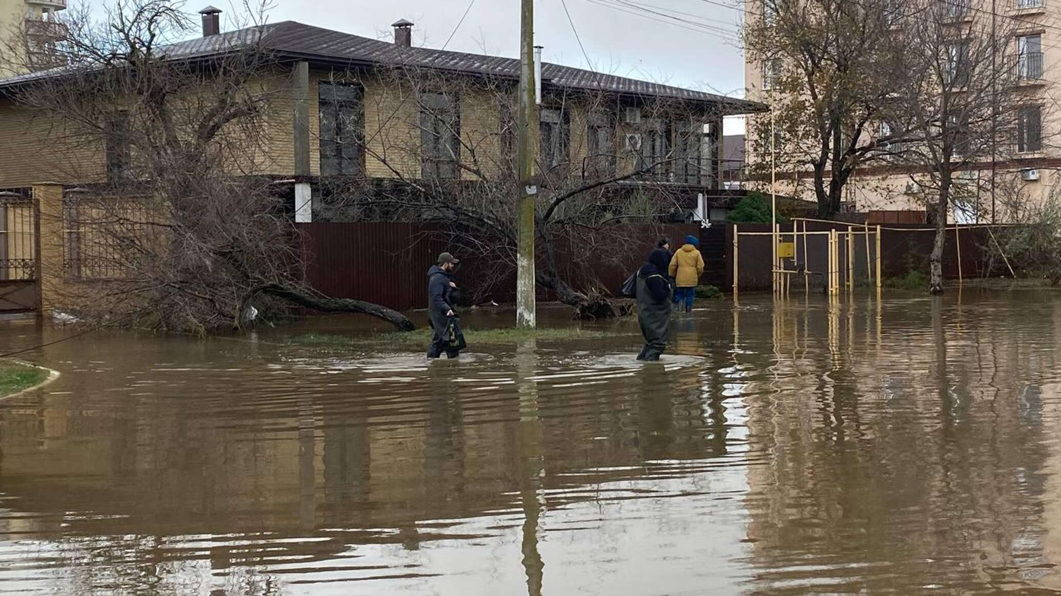 В Евпатории, Сакском и Черноморском районах введен режим ЧС - РИА Новости  Крым, 28.11.2023