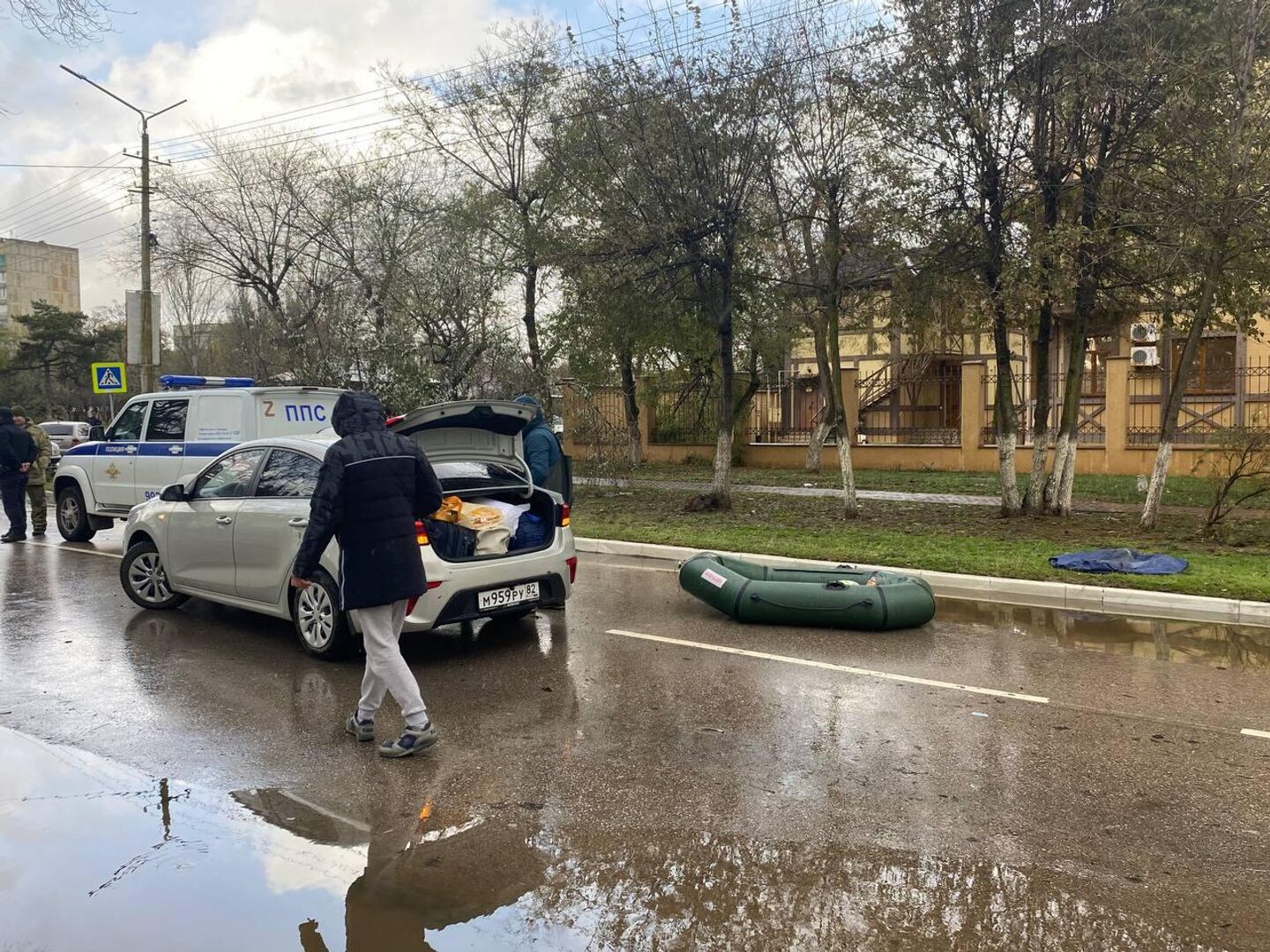 Стихийное бедствие: ураган и его последствия в Крыму - рейд по городам -  РИА Новости Крым, 27.11.2023