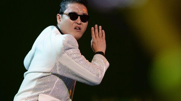 Южнокорейский певец PSY во время выступления на церемонии вручении XI премии в области популярной музыки МУЗ-ТВ 2013 в спорткомплексе Олимпийский в Москве.