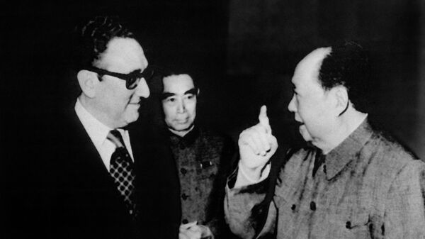 Советник президента США Никсона Генри Киссинджер во время встречи с Председателем Мао в Пекине 