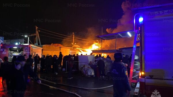 В Ростове-на-Дону ликвидируют пожар на рынке