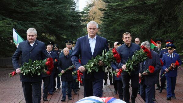 Глава Крыма Сергей Аксенов возложил цветы к Могиле неизвестного солдата