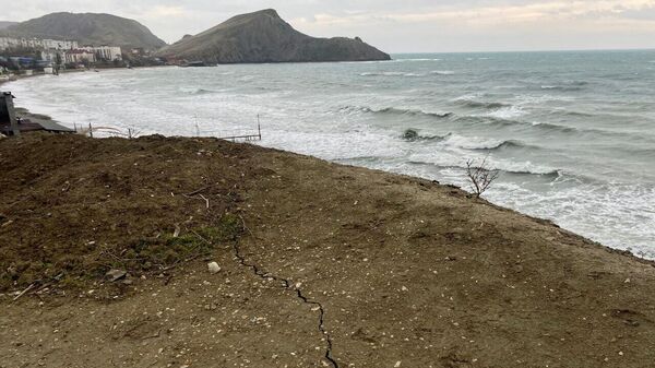 В поселке Орджоникидзе из-за стройки разрушается берег