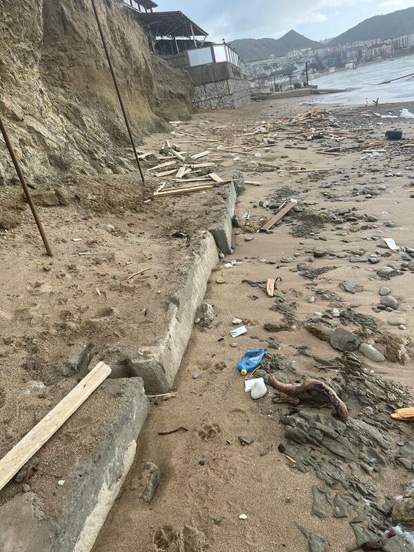 В поселке Орджоникидзе из-за стройки разрушается берег В поселке Орджоникидзе из-за стройки разрушается берег