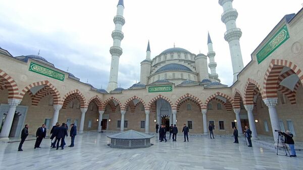В соборной мечети Симферополя проходит первый намаз