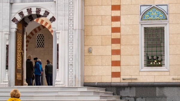 В Соборной мечети Симферополя проходит первый намаз