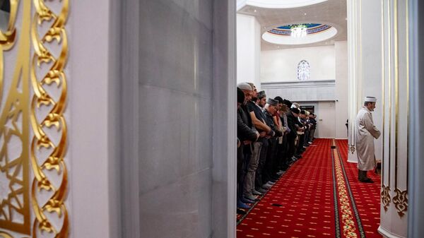 В Соборной мечети Симферополя проходит первый намаз