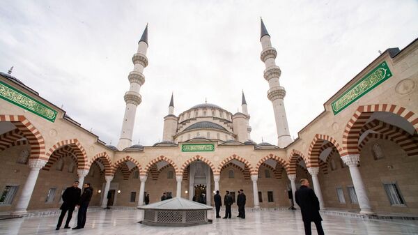 
В Соборной мечети Симферополя проходит первый намаз