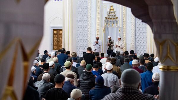 
В Соборной мечети Симферополя проходит первый намаз