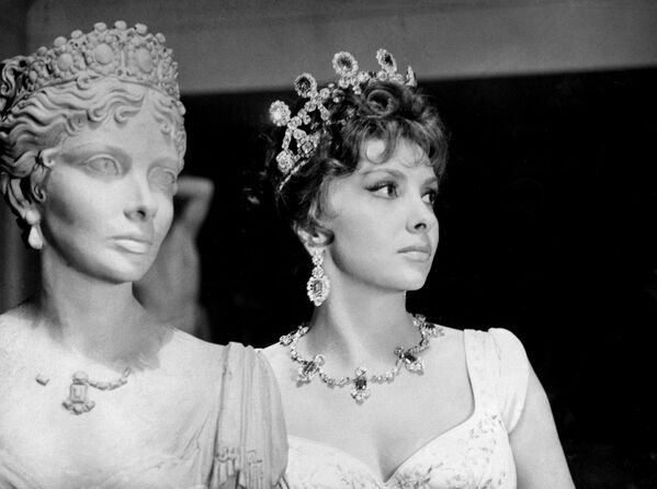 Итальянская актриса Джина Лоллобриджида позирует на съемках фильма Императорская Венера режиссера Жана Деланнуа в 1963 году